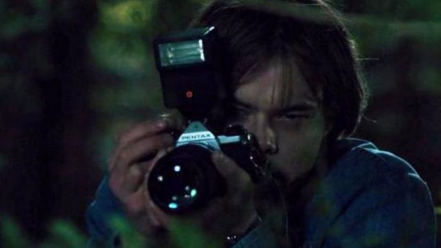 The camera vintage Pentax Jonathan Byers (Charles Heaton) in Stranger Things season 1