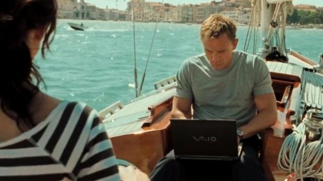 The computer Sony Vaio James Bond (Daniel Craig) in Casino Royale