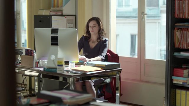 The screen of Apple computer of Noémie Leclerc (Laure Calamy) in Ten per cent S01E03