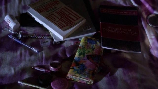 Hanna Marin's (Ashley Benson) book (Dr Jekyll) in Pretty Little Liars S04E15