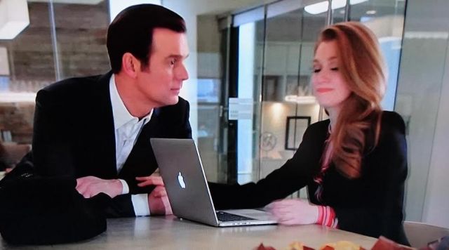 The computer of Alice Vaughan (Mireille Enos) in The catch S02E10