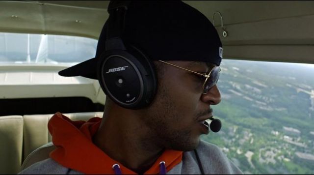 Le casque Bose A20 Aviation Headset de Benny (Scott Mescudi) dans Need for Speed