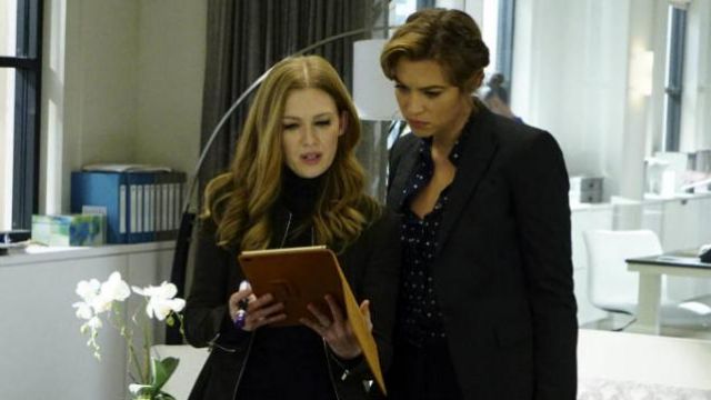 The ipad Alice Vaughan (Mireille Enos) in The catch