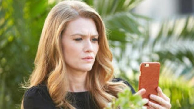 The mobile phone of Alice Vaughan (Mireille Enos) in The catch