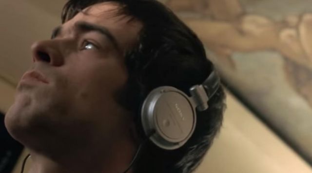 Le casque audio Sony de Tom (Romain Duris) dans De battre mon coeur d'est arrêté