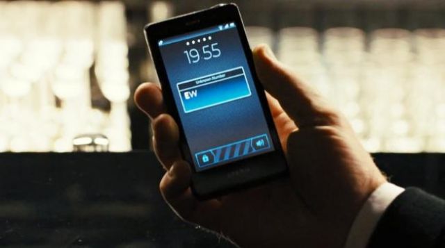 The phone Sony Xperia T James Bond (Daniel Craig) in Skyfall
