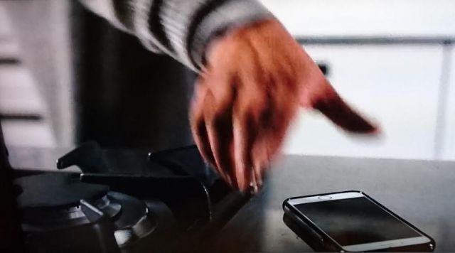 Le téléphone portable de Jonas (Naveen Andrews) dans Sense8 S02E11