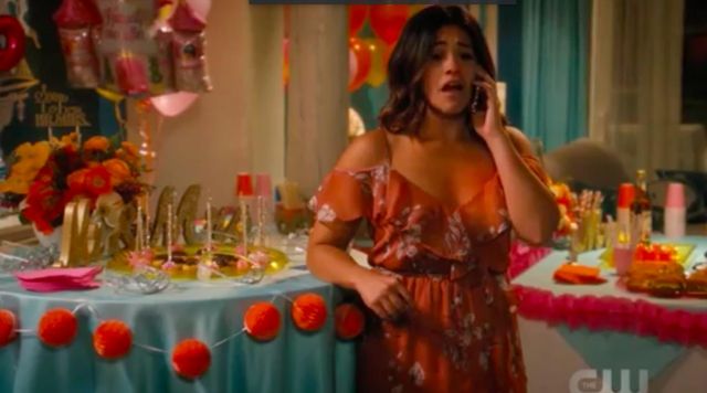 The orange robe, shoulder denudée of Jane Villanueva (Gina Rodriguez) in Jane The Virgin S03E19