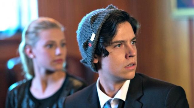 The beanie gray Jughead (Cole Sprouse) in Riverdale S01E04