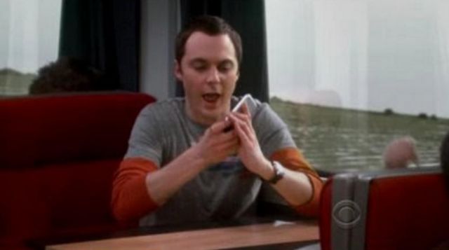 le téléphone portable de Shel­don Co­oper (Jim Par­sons) dans The Big Bang Theory
