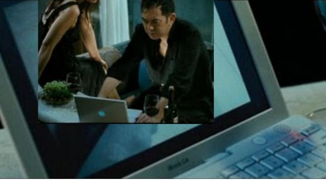 The computer iBook G4 seen in The Underdog Knight