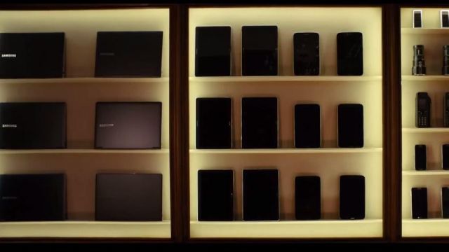 Laptops Samsung in the shop of Kingsman : the Secret Service