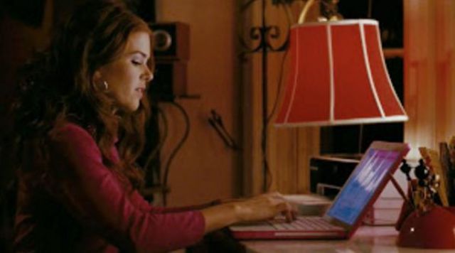 The computer of Rebecca Bloomwood (Isla Fisher) in Confessions of a shopaholic