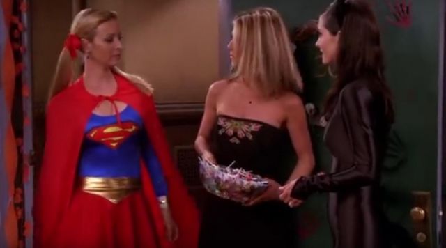 Le déguisement de Supergirl porté par Phoebe Buffay (Lisa Kudrow) dans Friends (Saison 8 Épisode 6)
