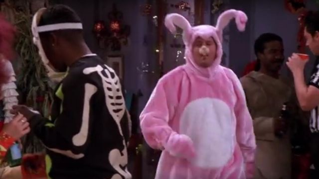 Disfraz de conejo rosa de Chandler (Matthew Perry) S08E06 | Spotern