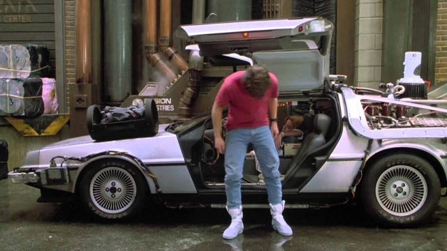 Les chaussures Nike du futur de Marty McFly (Michael J. Fox) dans Retour vers le Futur II