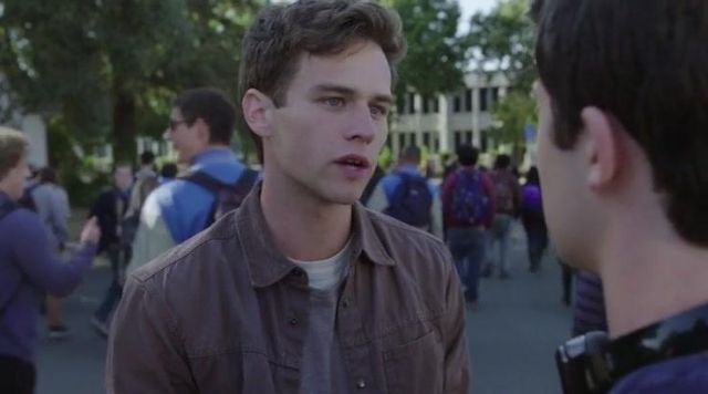 The shirt buttons pressure of Justin Foley (Brandon Flynn) in 13 Reasons Why S01E06