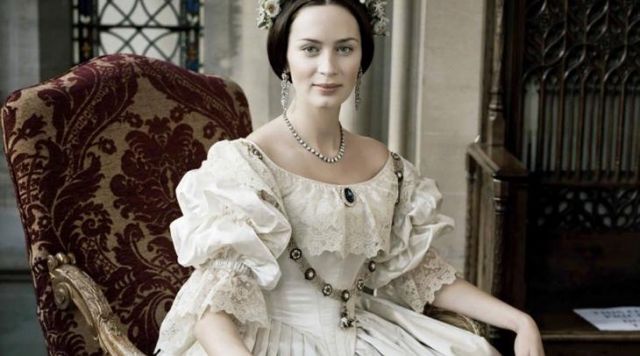 The wedding dress of Queen Victoria (Emily Blunt) in The Young ...