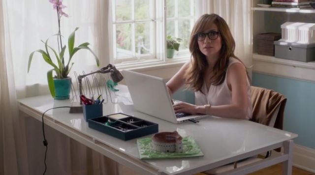 L'ordinateur Apple MacBook pro de Claire Peterson (Jennifer Lopez) dans Un voisin trop parfait