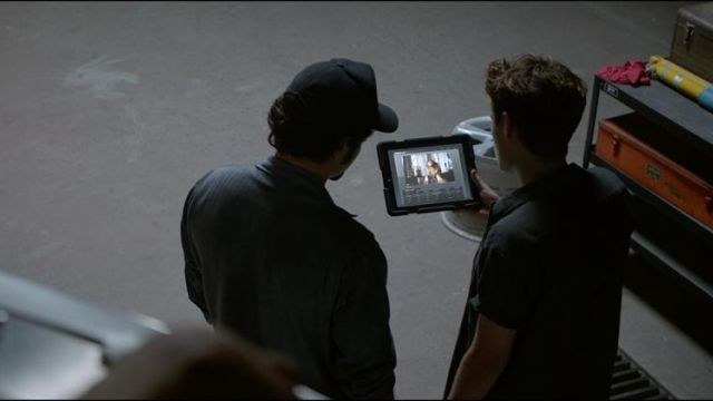 La tablette Apple iPad de Little Pete (Harrison Gilbertson) dans Need for Speed