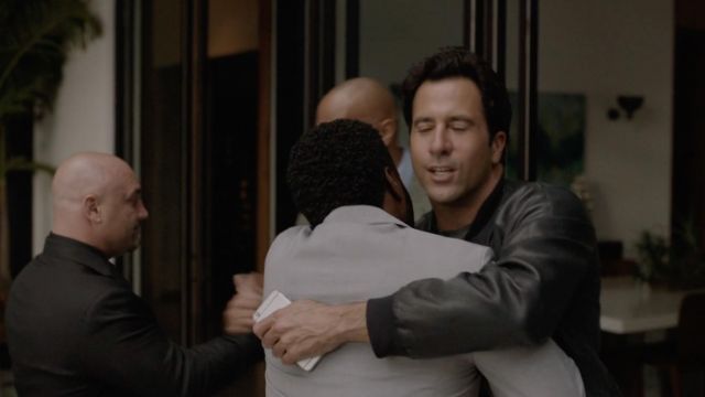 Le smartphone Apple iPhone 6 argent de Jason (Troy Garity) dans Ballers S01E06