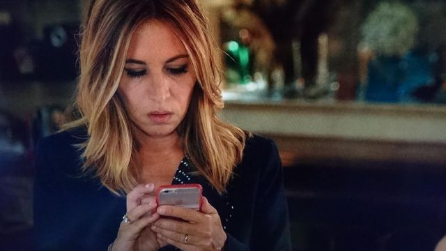 L'iphone de Ca­role (Ma­thilde Sei­gner) dans Re­tour chez ma mère