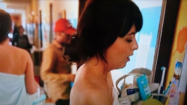 La brosse à dents électrique d'A­lice (Da­kota John­son) dans Cé­li­ba­taire, mode d'em­ploi