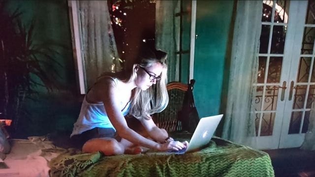 The macbook is Apple of Dr. Cassandra Railly (Amanda Schull) in 12 Monkeys S01E03