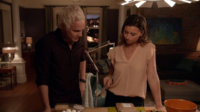 Le top rose col en V Joie de Peyton Charles (Aly Michalka) dans iZombie S03E04