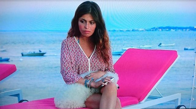 The iphone 4s is Morgane (Leslie Medina) in Campîng 3