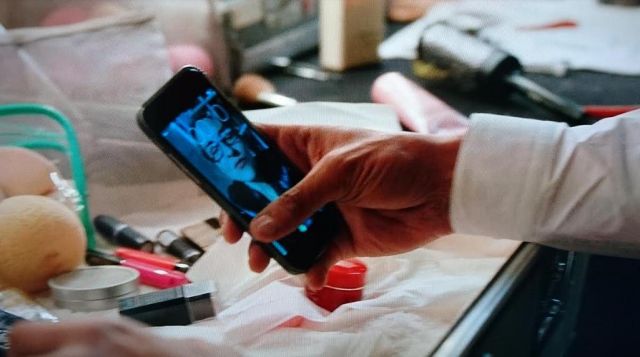 Le smartphone Apple iPhone 4s de Gilles (Mehdi Nebbou) dans Joséphine s'arrondit