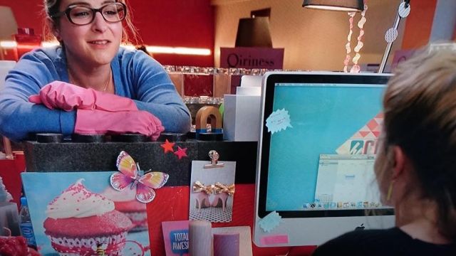 The desktop computer of Sophie (Sarah Suco) in Josephine rounds