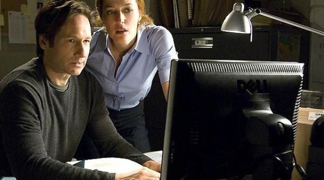 Una pantalla de PC/monitor Dell en la temporada 10 de X-Files