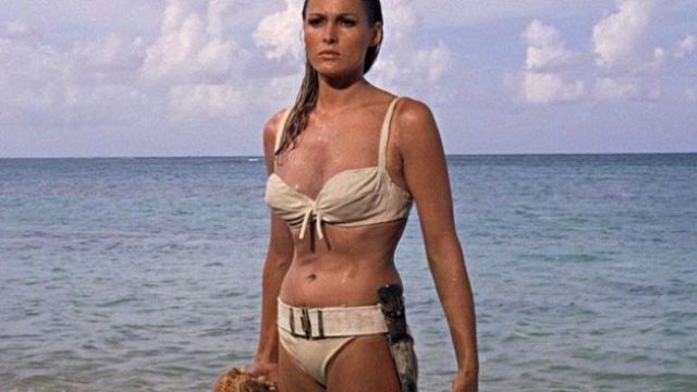 The bikini Honeychile (Ursula Andress) in the James Bond 007 contre Dr.No.