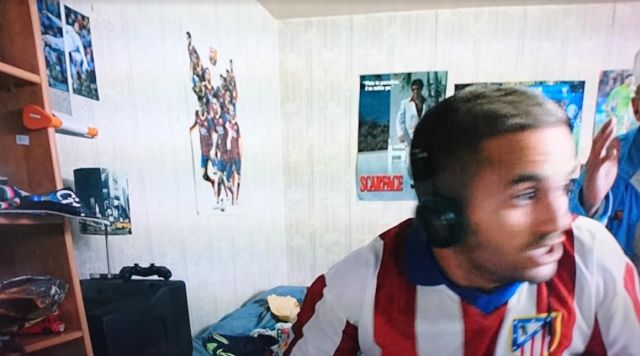 La consola de juegos Sony PS4 de Krimo (Malik Bentalha) en Pattaya