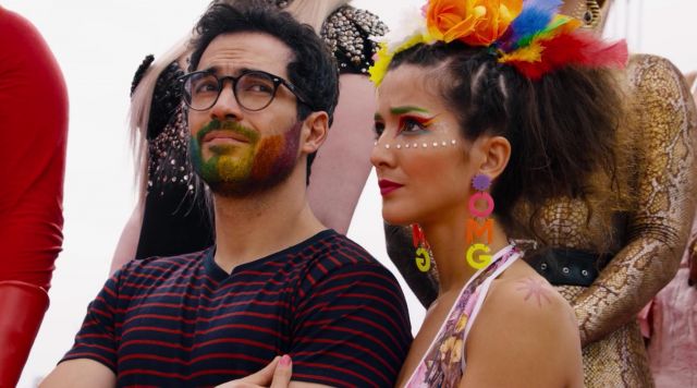 Les boucles d'oreille OMG de Daniela (Eréndira Ibarra) dans Sense8 S02E06