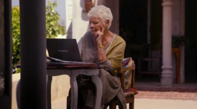 The computer Toshiba of Evelyn Greenslade (Judi Dench) in Indian Palace : suite royale