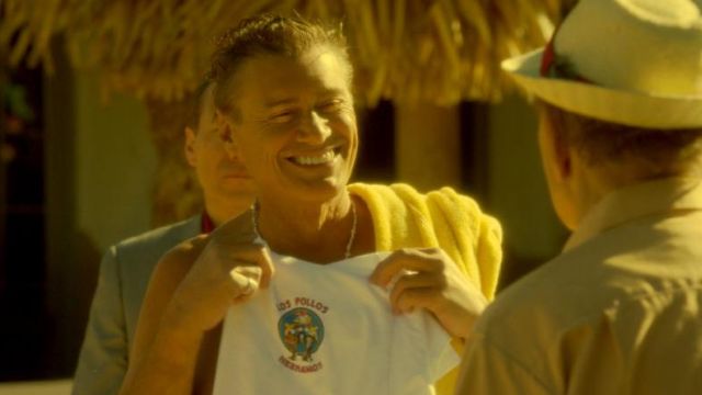 Le t-shirt Los Pollos Hermanos de Don Eladio (Steven Bauer) dans Better Call Saul S03E04