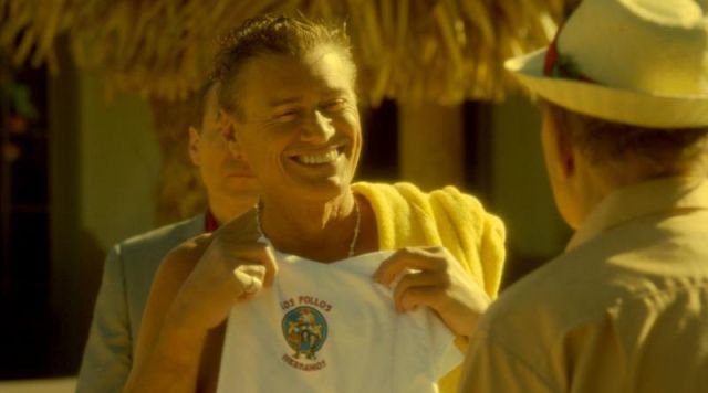 Le t-shirt Los Pollos Hermanos de Don Eladio (Steven Bauer) dans Better Call Saul S03E04