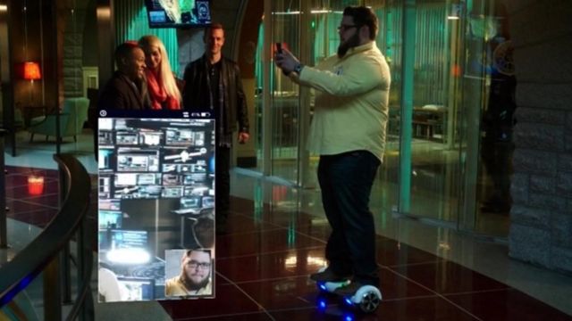 El hoverboard eléctrico de Daniel Krumitz (Charley Koontz) en The Experts: cyber S02E11