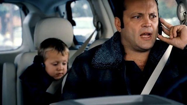 The audio headset black, Kevin (Colin Baiocchi) in "Therapy for couples"