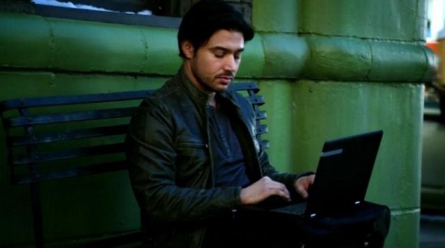 La computadora portátil Packard bell del ex de Hayley en The S02E10 Cyber Experts