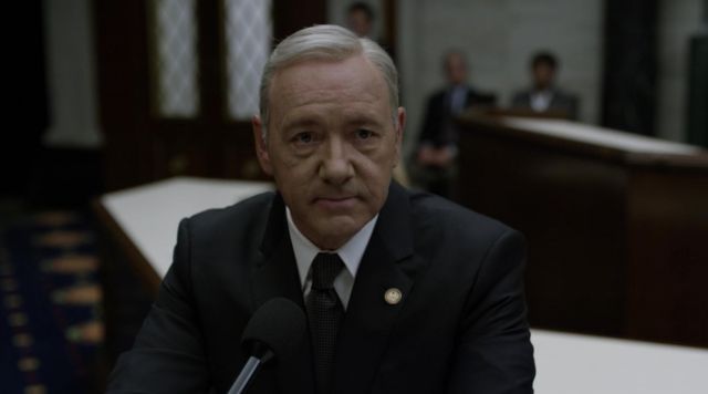 Le pin's de la Maison Blanche de Frank Underwood (Kevin Spacey) dans House of Cards S05E01