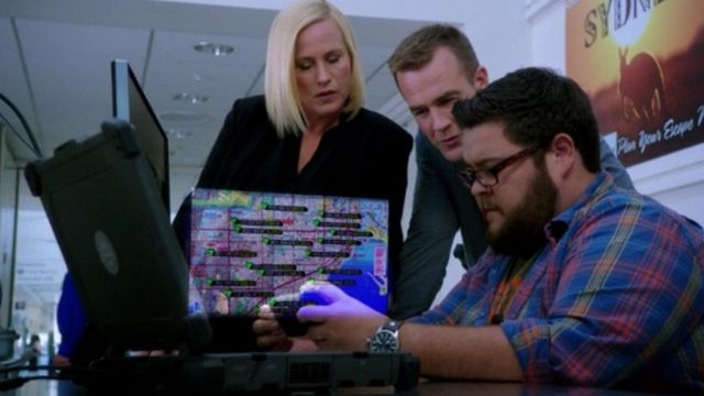 The Dell portable computer of Daniel Krumitz (Charley Koontz) in csi: cyber S02E09