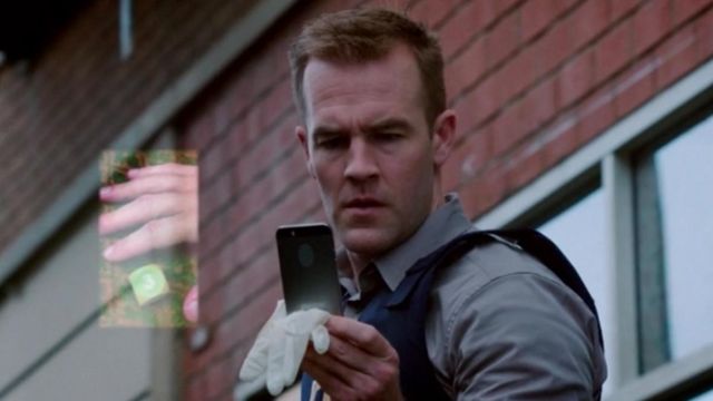 The smartphone seen in the hand of Elijah Mundo (James Van Der Beek) in The Expert Cyber S01E02