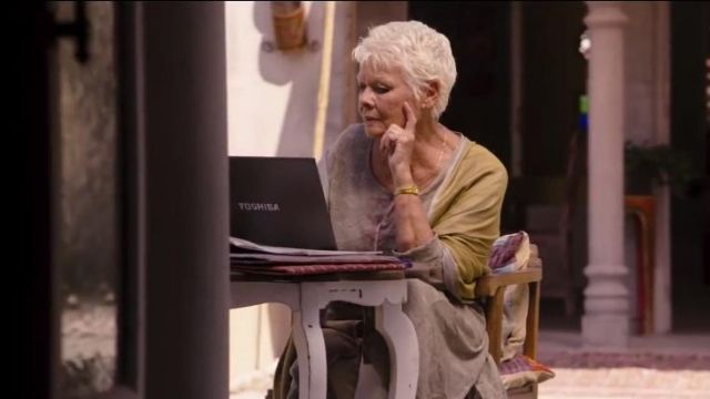 Computadora Toshiba de Evelyn Greenslade (Judi Dench) en "Indian Palace: Royal Suite"