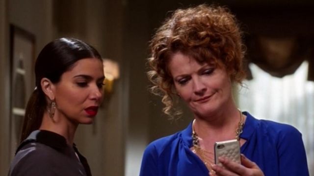 Le smartphone de Evelyn Powell (Rebecca Wisocky) dans Devious Maid S04E08