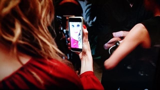 The smartphone Apple of the sister of Heather in the Rush hour series