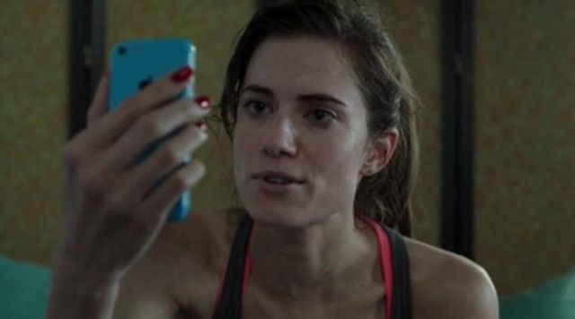 The smartphone iPhone 5c Marnie Michaels (Allison Williams) on Girls S06E07
