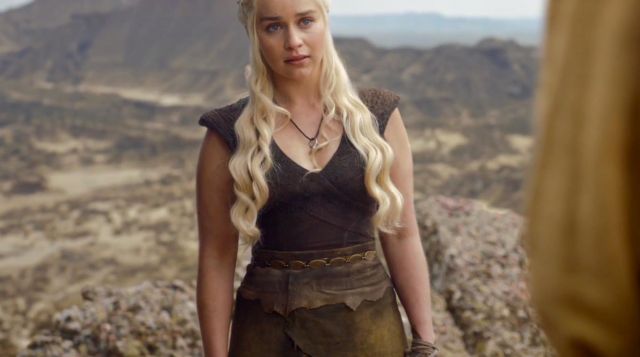 The belt Dothraki in Daenerys Targaryen (Emilia Clarke) in Game of Thrones S06